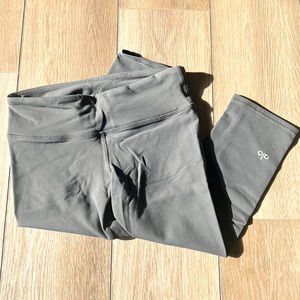 alo yoga capri leggings
